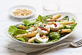 Green salad with white asparagus and goat's cheese