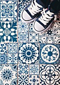 Chucks auf dem Boden mit verschiedenen blau-weißen Fliesen