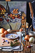 Stillleben mit Zwiebeln, Eiern und Knoblauch im Maleratelier (Frankreich)