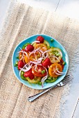 Tomatensalat mit Zwiebeln und Erdbeeren