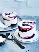 Zitronenjoghurt-Fool mit Blaubeeren