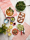 Ramen-Suppe, Blattkohlsalat, Sauerrahm-Radieschen-Aufstrich, Zucchinisalat, Körnerbällchen und Kräuter-Limonade
