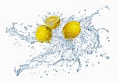 Zitronen mit Wassersplash
