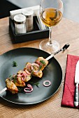 Chicken on skewer with onions and white wine