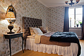 Nostalgisches Schlafzimmer in Brauntönen mit Blümchentapete