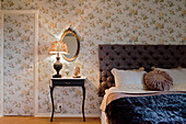 Wand und Tür mit Blümchentapete im nostalgischen Schlafzimmer