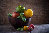 Verschiedene Heirloom-Tomaten mit Basilikum