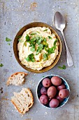 Klassischer Hummus, Oliven und Brot