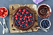 Kidneybohnen-Brownie-Kuchen, mehllos und zuckerfrei, mit Beeren