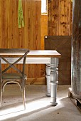Holztisch mit gedrechselten Tischbeinen und Bugholzstuhl in Vintage Verkaufsraum