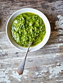 Salsa Verde im Schälchen mit Löffel