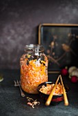 Kimchi (Eingelegter Kohl, Korea) im Glas und in einer Schüssel mit Essstäbchen