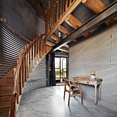 Umgenutztes Getreidesilo mit Holztreppe und Galerie
