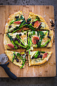 Gegrillte Pizza mit Stängelkohl, Feigen, Oliven und Blauschimmelkäse