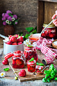Erdbeermarmelade mit Basilikum