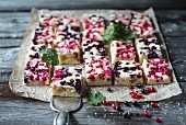 Tray cake with red and black currants and almonds (vegan)