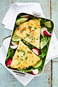 Makkaroni-Käse-Quiche auf Salat in Lunchbox