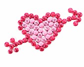 Bonbonherz mit Amor-Pfeil zum Valentinstag