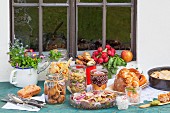 Rustikale Brotzeit vor dem Landhaus