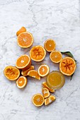 Frisch gepresster Clementinen-Orangen-Saft