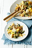 Spargelcarpaccio mit Pilzen, Kartoffeln, Sprossen und Salat auf Teller und Servierplatte