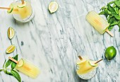 Sommerliches erfrischendes Limonadeneis am Stiel mit Limette und Minze