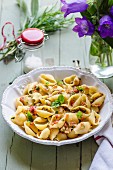 Pasta shells with raw vegetable sauce