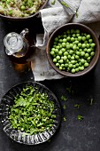 Zutaten für Salat mit grünen Mini-Auberginen und Kräutern