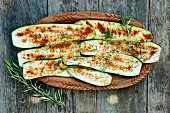 Courgette slices with paprika in a wooden bowl