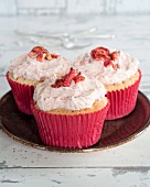 Cupcakes with dried strawberries