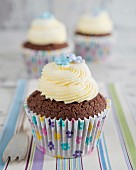 Schokoladencupcake mit Buttercreme und Zuckerblumen