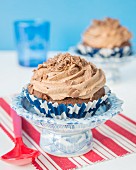 Cupcakes with caramel frosting and chocolate (USA)