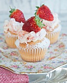 Cupcakes mit Erdbeercreme und frischen Erdbeeren