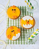 Cupcakes decorated with fondant chicks