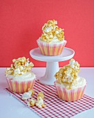 Cupcakes mit Buttercreme und Popcorn