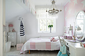 Mädchenzimmer in Weiß und Rosa mit Sternchentapete hinter dem Bett