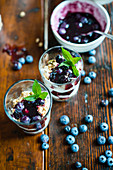 Müsli mit Joghurt und Heidelbeeren