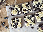 Brownies with streusel and blueberries