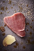 Rohes Thunfischsteak mit Sesam und Ingwerscheiben