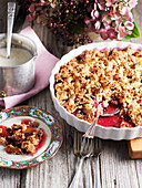 Marzipan-Crumble mit Pflaumen und Holunderbeeren