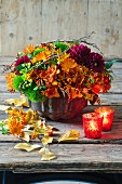Herbstliches Gesteck mit Dahlien, Freesien, Ringelblumen und Asclepias