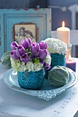 Strauß aus lila Tulpen und weißen Hortensien, Bälle aus Wollziest