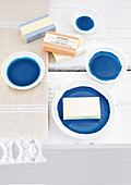Kleine Teller mit blauemGrund für Seifen