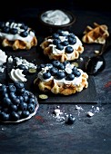 Waffeln mit Heidelbeeren, Sahne und Baiser