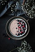 Vegane Bananen-Himbeer-Smoothie-Bowl mit Brombeeren, Himbeeren und Johannisbeeren