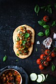 Vegane Coca (mallorquinische Pizza) mit Tomaten-Zucchini-Gemüse