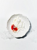 Milchstreusel mit Joghurt-Orangenblüten-Eis, Erdbeeren, Limetten und weisser Schokolade