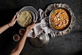 Fleischcurry mit Reis serviert in silbernen Schalen (Indien)