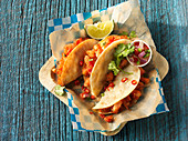 Tacos mit Shrimps, Chili und Salsa (Mexiko)