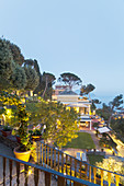 Elegante, mediterrane Villa mit Garten in Hanglage, in Abenddämmerung